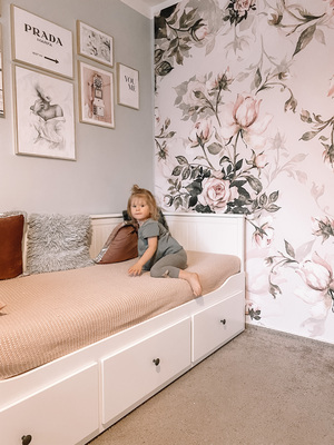 Fototapet Tăcerea printre trandafiri parfumați