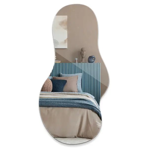 Oglindă cu formă neregulată și design modern