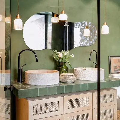 Oglindă cu formă neregulată și design modern