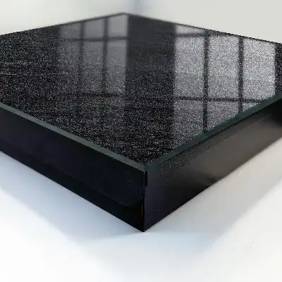 Structură de piatră în negru și gri
