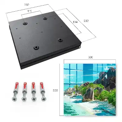 O plajă tropicală cu verdeață luxuriantă