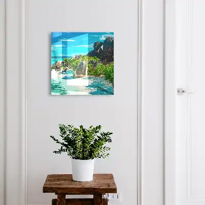 O plajă tropicală cu verdeață luxuriantă