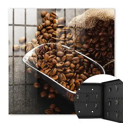 Boabe de cafea într-un polonic metalic