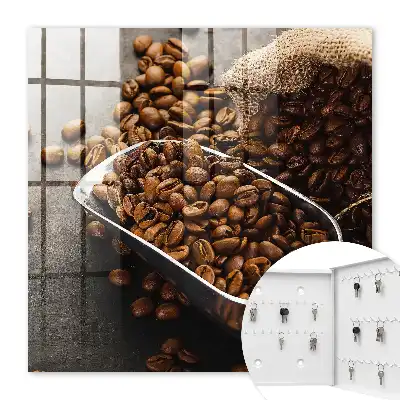 Boabe de cafea într-un polonic metalic