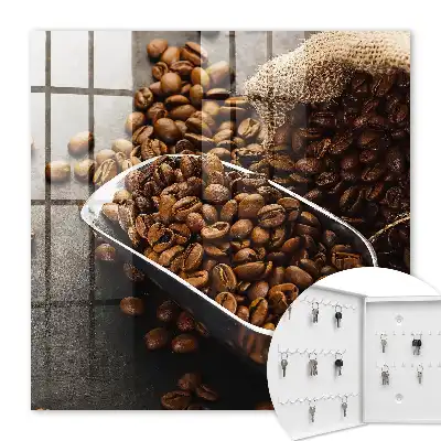 Boabe de cafea într-un polonic metalic