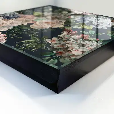 Model floral pe un fundal închis