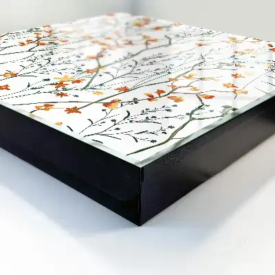 Model floral pe fundal alb