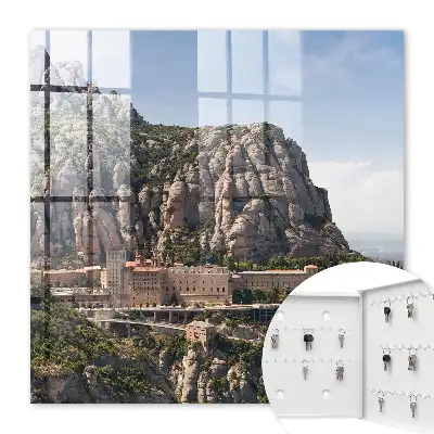 Arhitectură montană îmbogățită cu o mănăstire