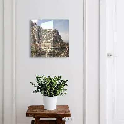 Arhitectură montană îmbogățită cu o mănăstire
