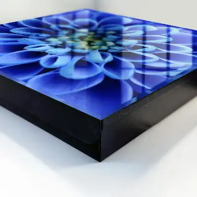 O floare albastră se spiralează