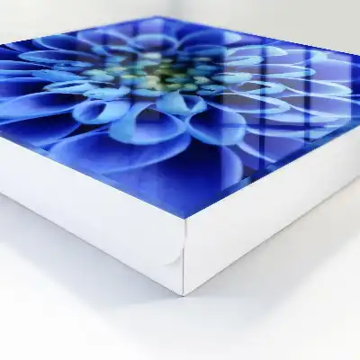 O floare albastră se spiralează