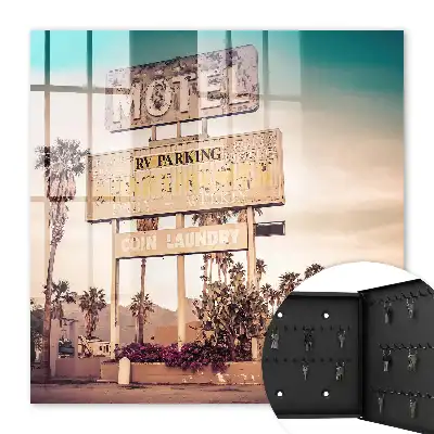 Motel retro cu palmieri în fundal
