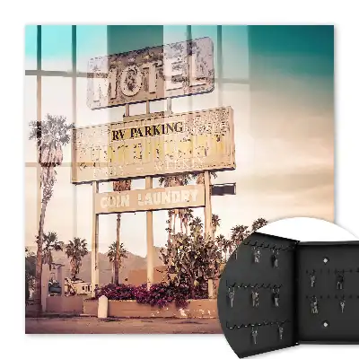 Motel retro cu palmieri în fundal