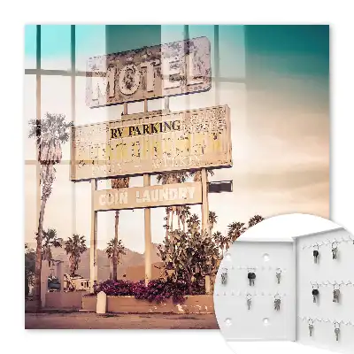 Motel retro cu palmieri în fundal