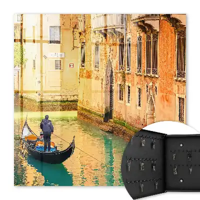 Un canal venețian cu clădiri în fundal