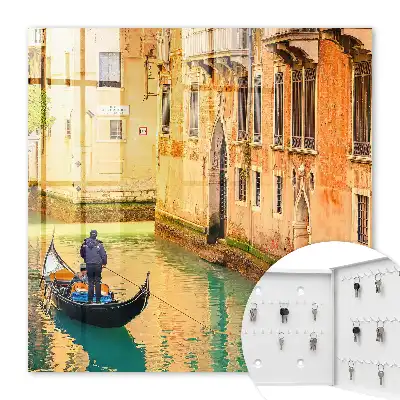 Un canal venețian cu clădiri în fundal