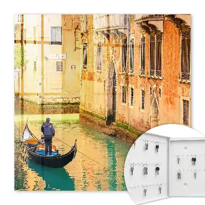 Un canal venețian cu clădiri în fundal