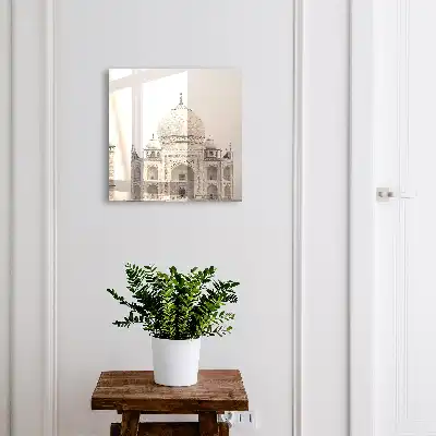 O clădire maiestuoasă cu decorațiuni fine