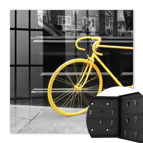Bicicletă galbenă pe fundal alb-negru