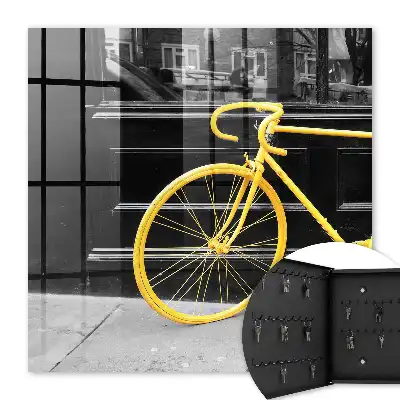 Bicicletă galbenă pe fundal alb-negru