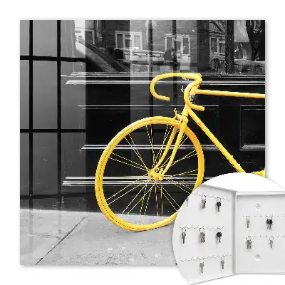 Bicicletă galbenă pe fundal alb-negru