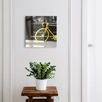 Bicicletă galbenă pe fundal alb-negru