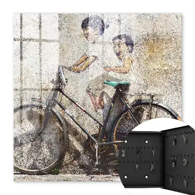 Copii și o bicicletă pe un zid vechi