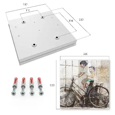 Copii și o bicicletă pe un zid vechi