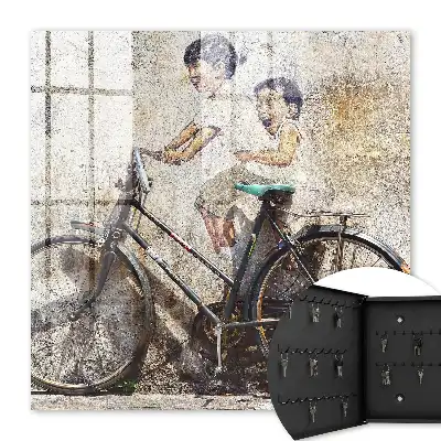 Copii și o bicicletă pe un zid vechi