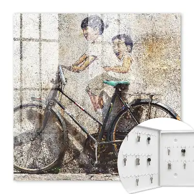 Copii și o bicicletă pe un zid vechi