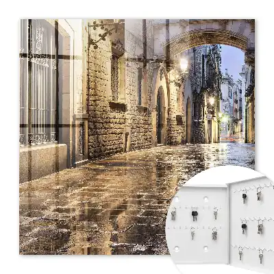 O stradă nocturnă plină de lumină