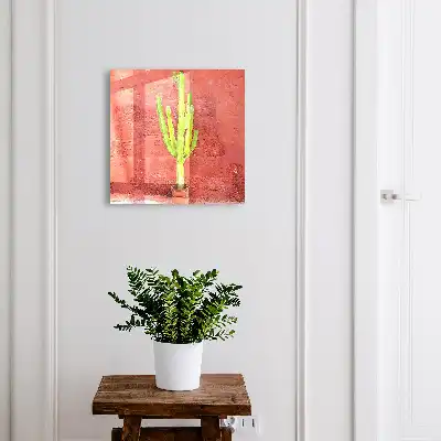 Cactus verde pe un perete roșu