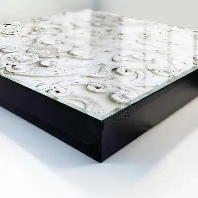Ornamente albe în forme fine