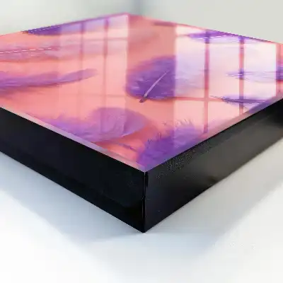 Pene violete pe un fundal roz