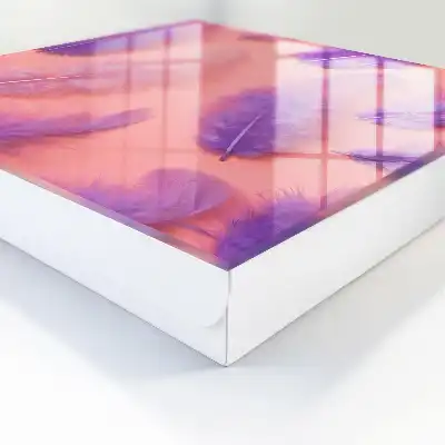 Pene violete pe un fundal roz