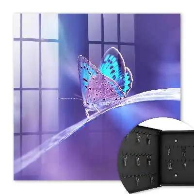 Fluture colorat pe fundal violet