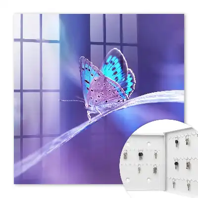 Fluture colorat pe fundal violet