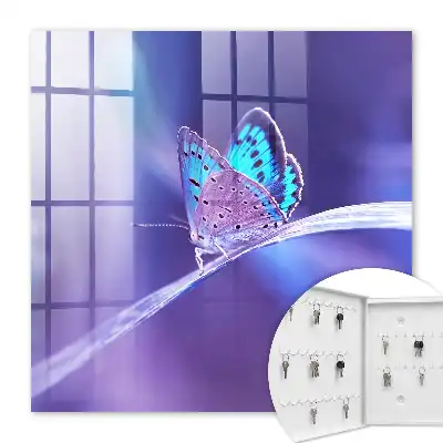 Fluture colorat pe fundal violet