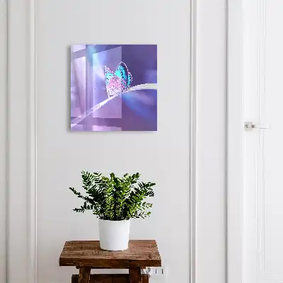 Fluture colorat pe fundal violet