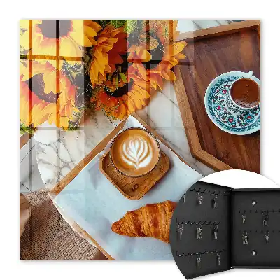Croissant cu cafea la momentele de dimineață