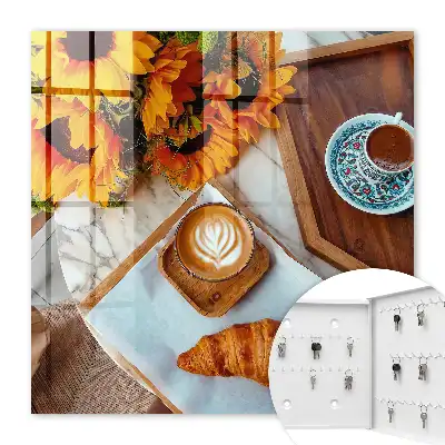 Croissant cu cafea la momentele de dimineață