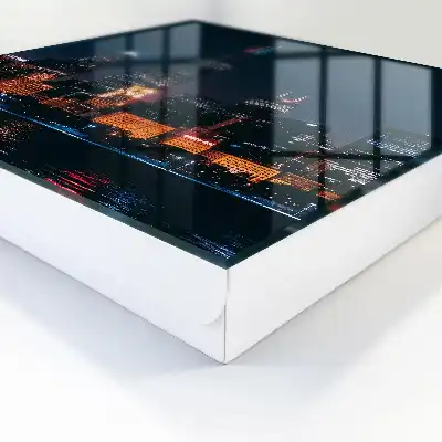 Un oraș nocturn plin de lumini
