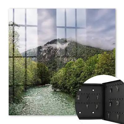 Peisaj montan cu râu și pădure