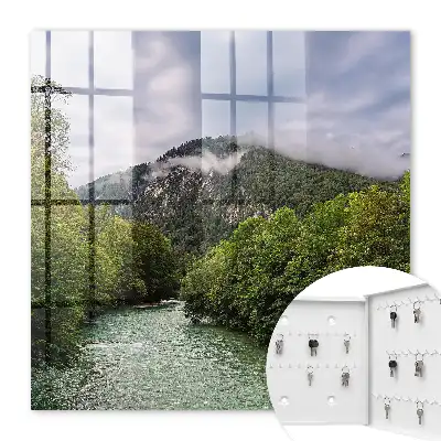 Peisaj montan cu râu și pădure