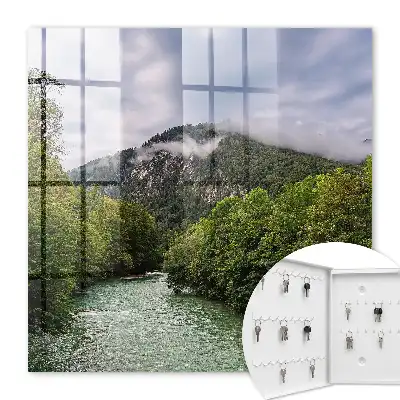 Peisaj montan cu râu și pădure