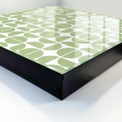 Geometrie verde pe fundal alb
