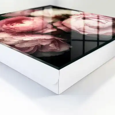 Farmec floral pe fundalul întunecat