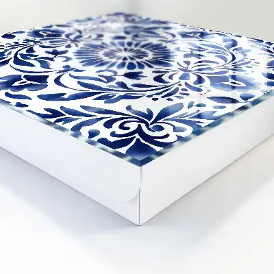 Ornament floral pe fundal alb