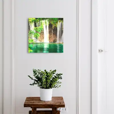 Cascadă verde cu apă turcoaz