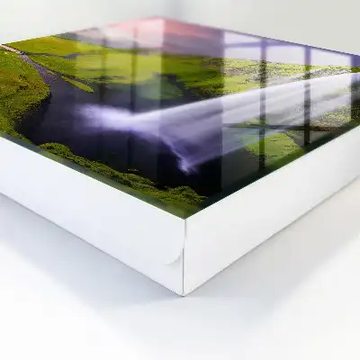 Cascadă de munte cu cer colorat